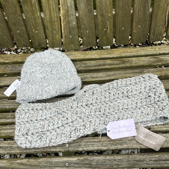 Handmade crochet scarf. Adding a hat in a similar color - Picture 2 of 7